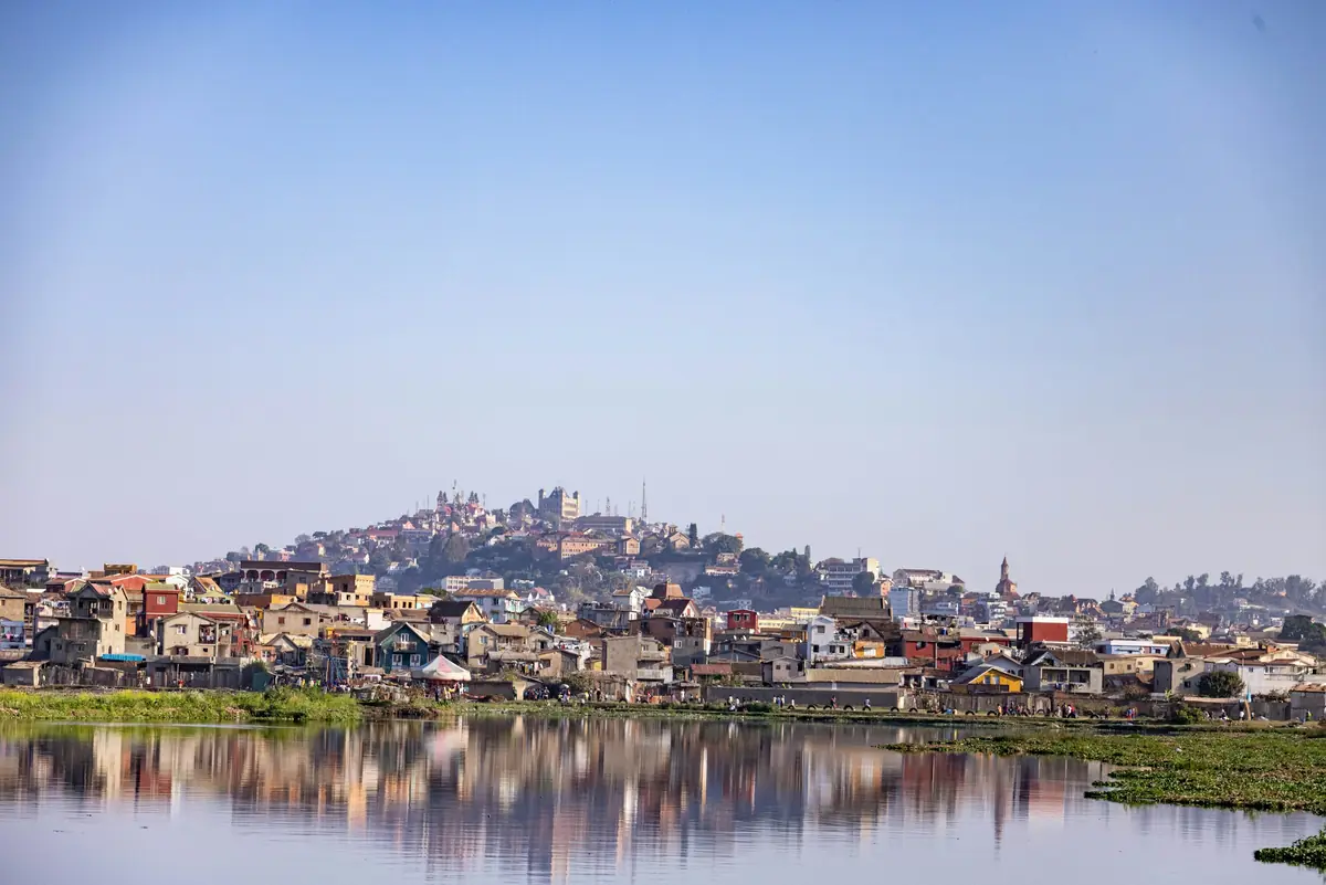 La Haute-Ville d’Antananarivo se reflétant dans le lac Anosy